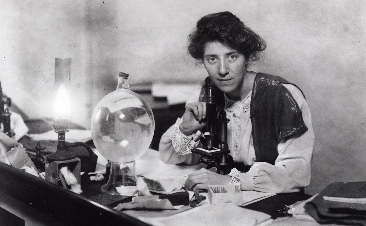 tilly edinger in her lab.