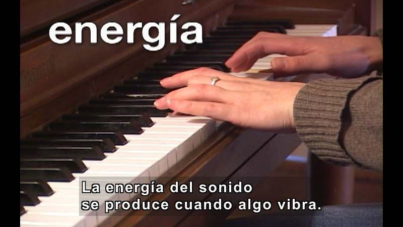 A person playing the piano. Spanish captions.