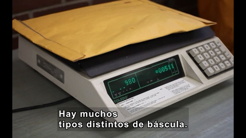 Still image from Weighing Things (Spanish)