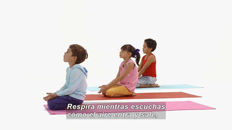 Still image from Ooommm Mmmooo Yoga For Children: Green Willy--Open Heart (Spanish)