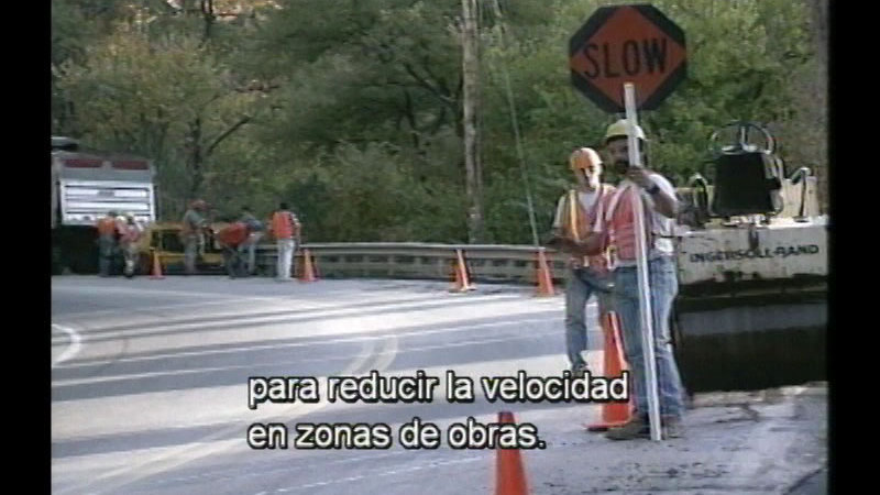 Still image from Signs, Signals, And Markings: Understanding The Language Of The Road (Spanish)