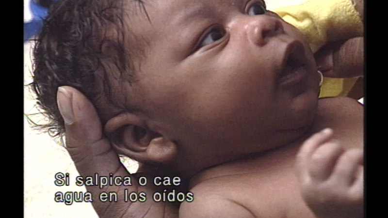 Still image from The Baby Care Workshop: Bath Time (Spanish)