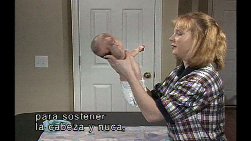 Still image from The Baby Care Workshop: Handling, Diapering, And Dressing (Spanish)