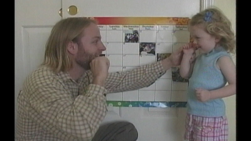 Still image from Family Sign Language: Lessons 5-7 (Spanish)