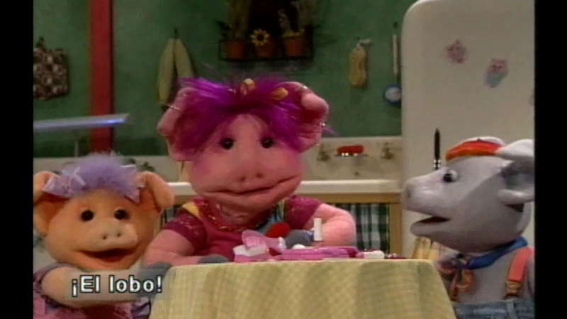 Still image from Salsa 207: The Three Pigs (Spanish)