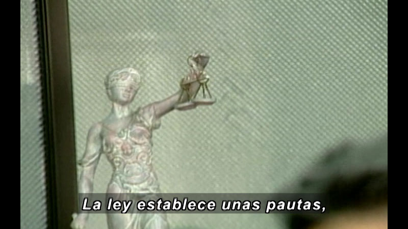 Still image from Vox Populi-Justice (Spanish)