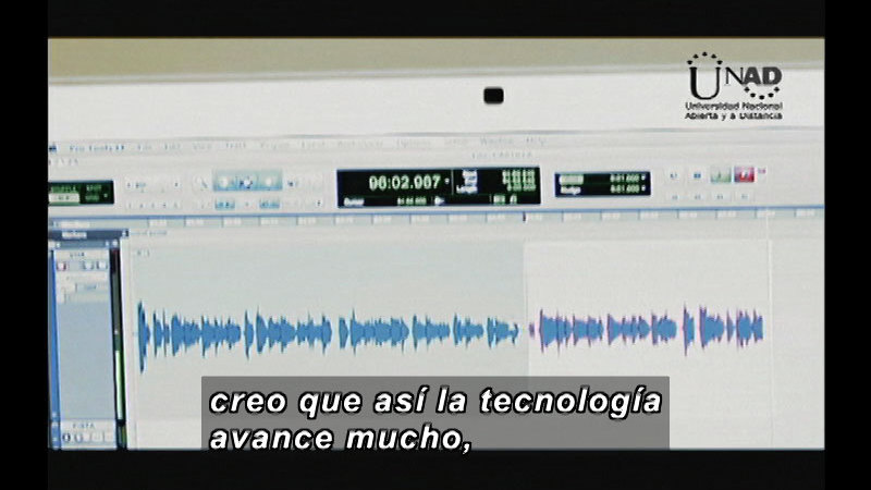 Computer screen showing sound waves. Spanish captions.