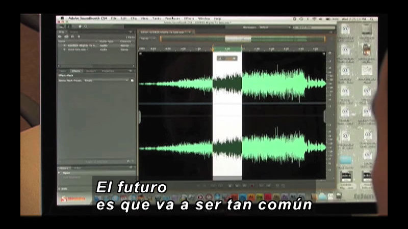 Computer screen showing pitch and frequency of soundwave. Spanish captions.