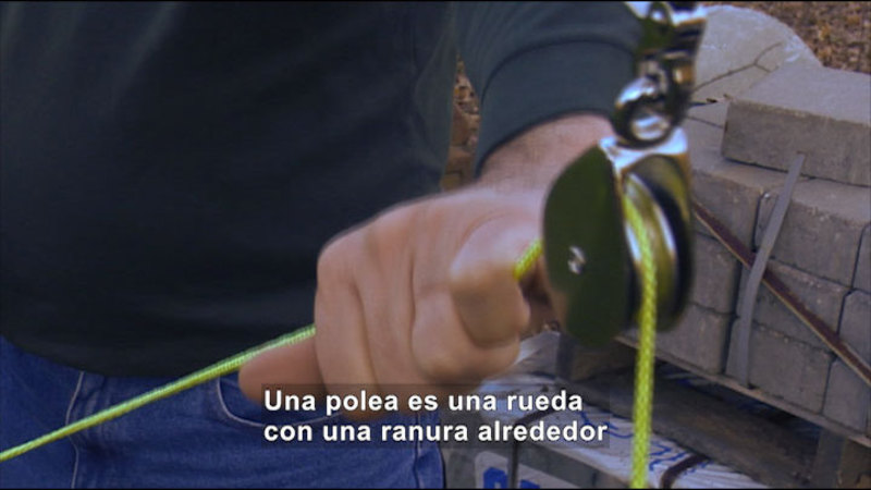 Still image from Science Video Vocab: Pulley (Spanish)