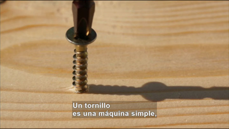 Still image from Science Video Vocab: Screw (Spanish)