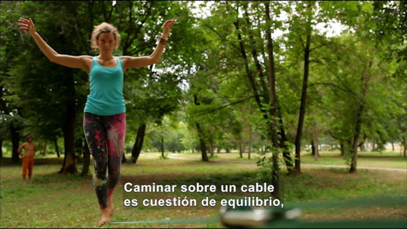 Still image from Science Video Vocab: Balance (Spanish)