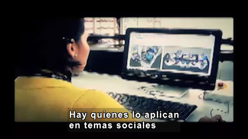 Person looking at a computer screen with a complex image. Spanish captions.
