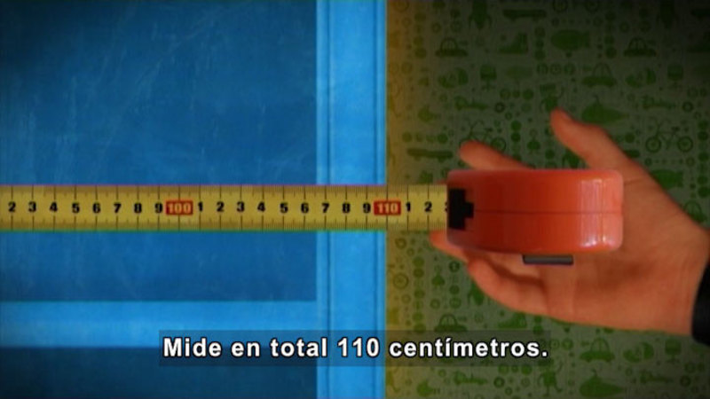 Still image from Through More Adventures: Measuring (Spanish)